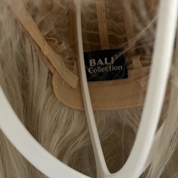 Platinum Beautiful Wig 22 inches - Picture 6 of 8